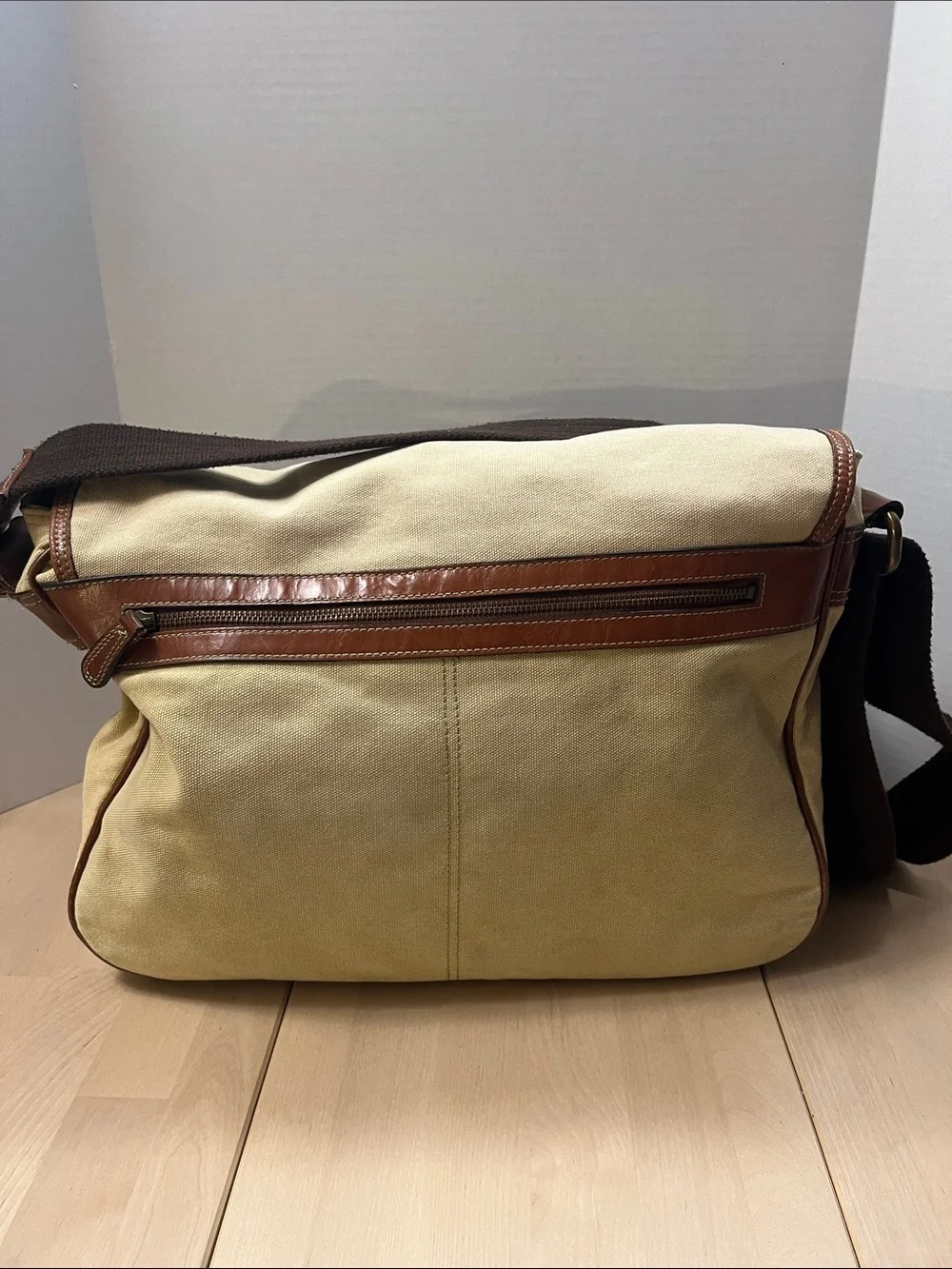 FOSSIL Tan Canvas w/ Brown Leather Trim & Brown Strap Messenger Bag Commuter Bag
